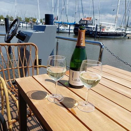 فندق Luxury Houseboat In Volendam Marina المظهر الخارجي الصورة