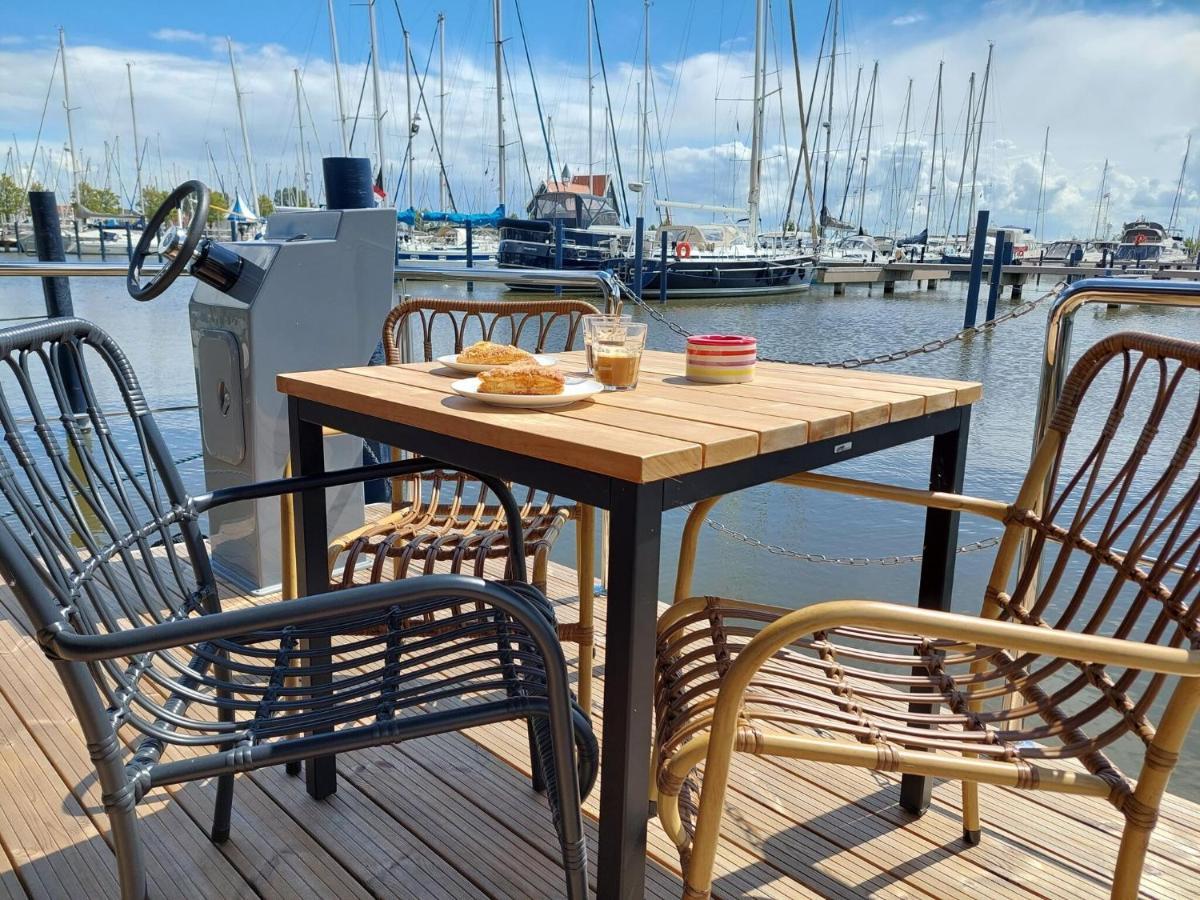 فندق Luxury Houseboat In Volendam Marina المظهر الخارجي الصورة