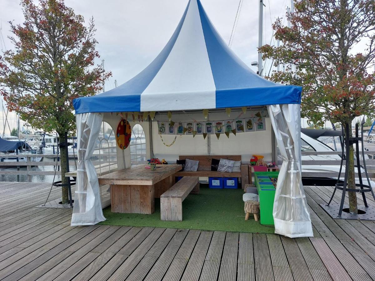 فندق Luxury Houseboat In Volendam Marina المظهر الخارجي الصورة